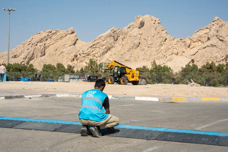 event-traffic-safety-cable-ramp-installation-worker.webP