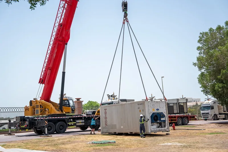 reefer-site-crane
